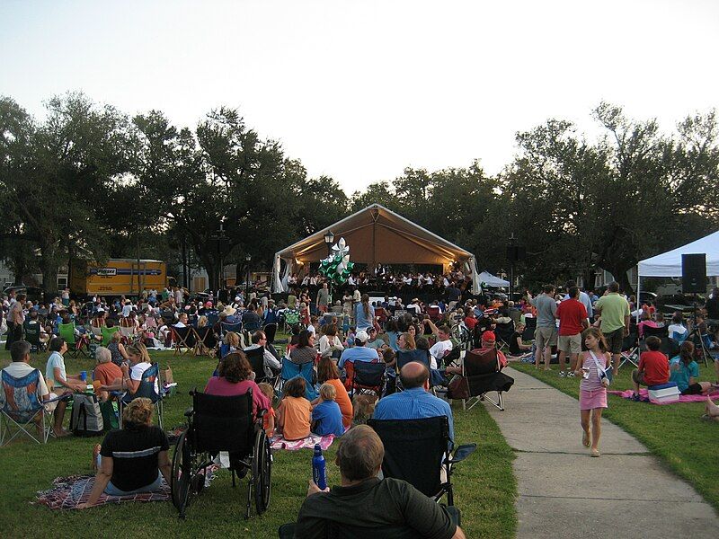 File:PalmerParkConcert11Oct2008CrowdC.jpg