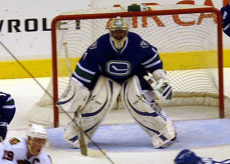 File:Roberto Luongo 2009.jpg