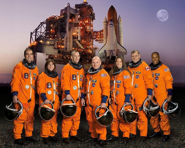 File:STS-118 crew lr.jpg