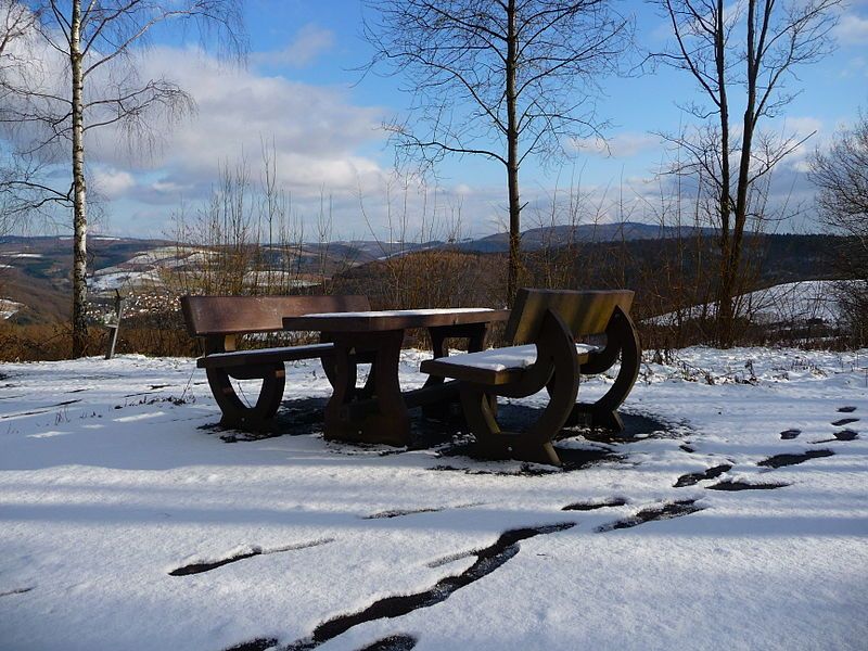 File:Sitzplatz im Schnee.JPG