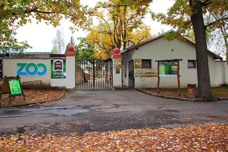 File:Vstup Zoo Hluboká.jpg