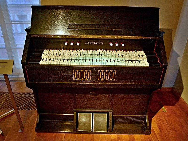 File:Šestinotónové harmonium.jpg