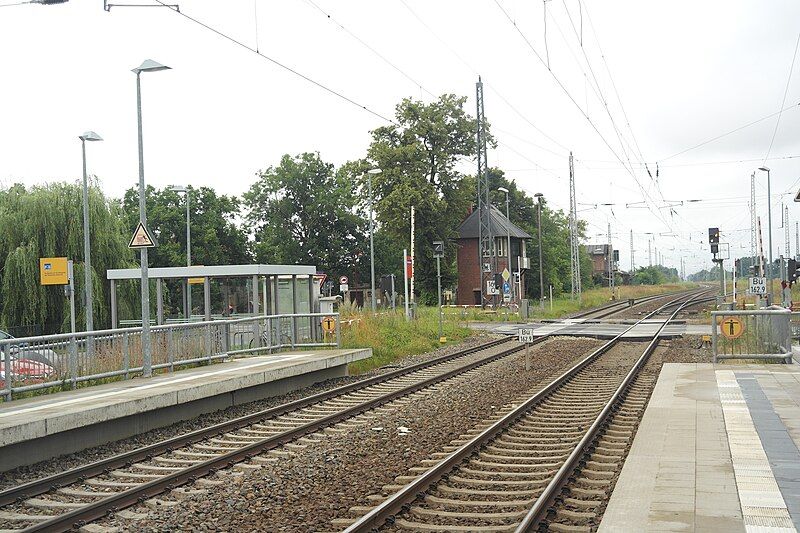 File:BfDucherowBahnsteige.jpg