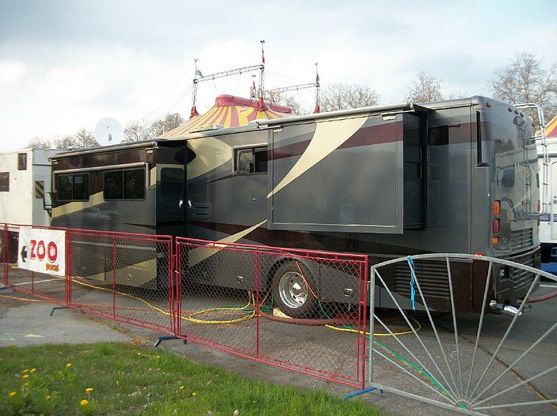 File:ExtendableMotorHome.jpg