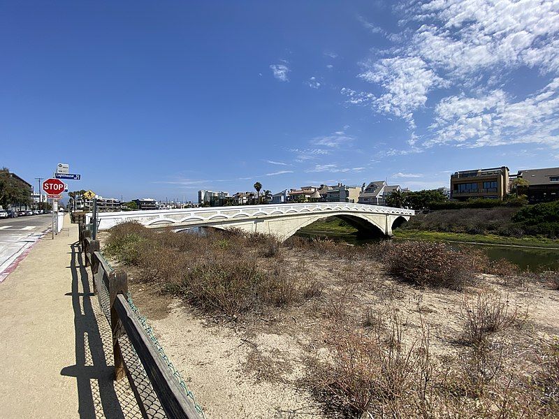 File:Lighthouse Street Bridge.jpg