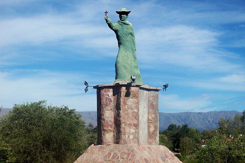 File:Monumento Cura Brochero.jpg