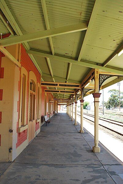 File:NarranderaRailwayStationPlatform.JPG