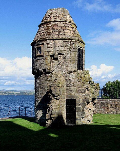 File:Newark Castle doocot.jpg