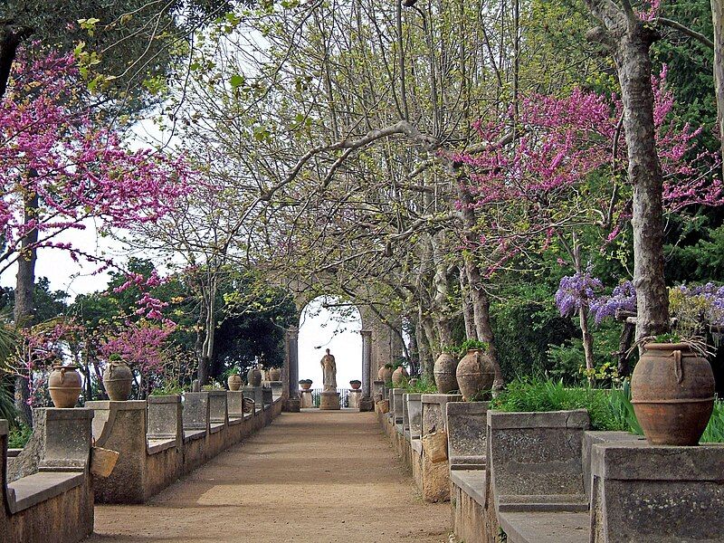 File:Ravello-Villa Cimbrone Pavillon.JPG