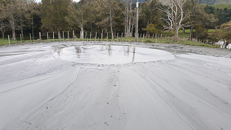 File:Runaruna Mud Volcano.jpg