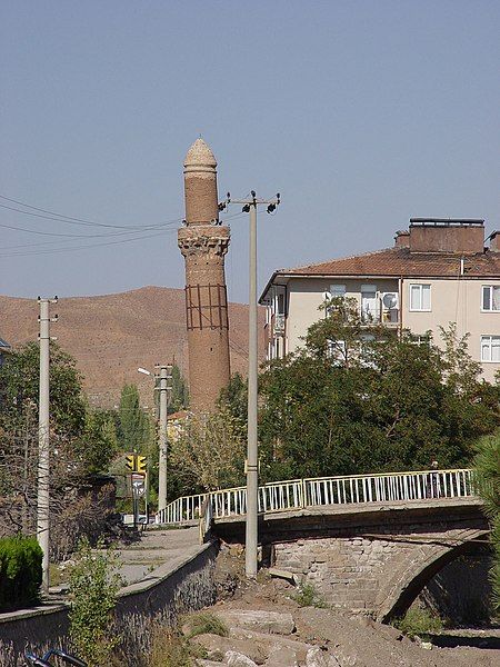 File:Aksaray Leaning-Minaret 3124.jpg