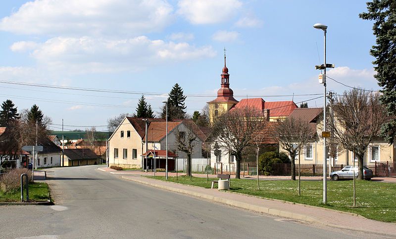 File:Běchary, main square.jpg