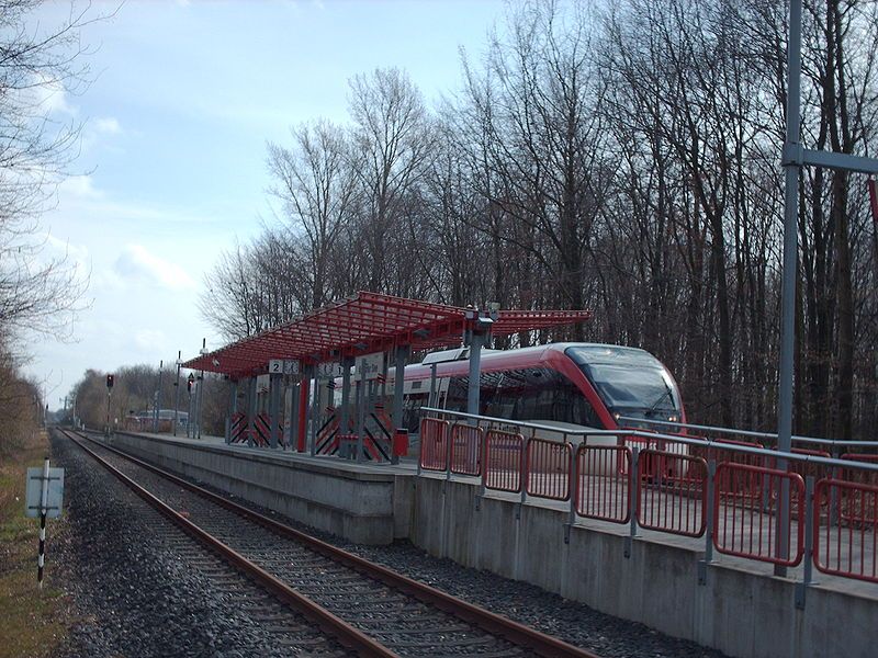 File:Bahnhof Kaarster See.jpg