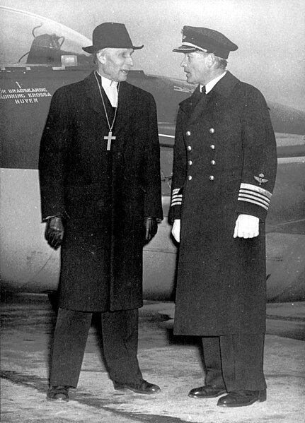 File:Bishop-Manfred-Bjorqvist-visit-Svea-Air-Wing-in-Barkarby-391752853444.jpg