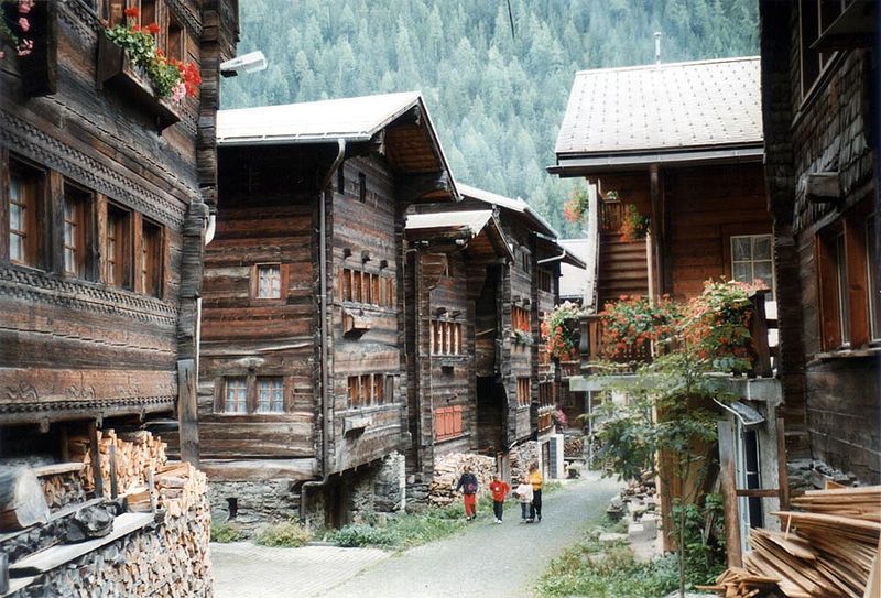 File:KippelLötschental WoodenHouses.jpg