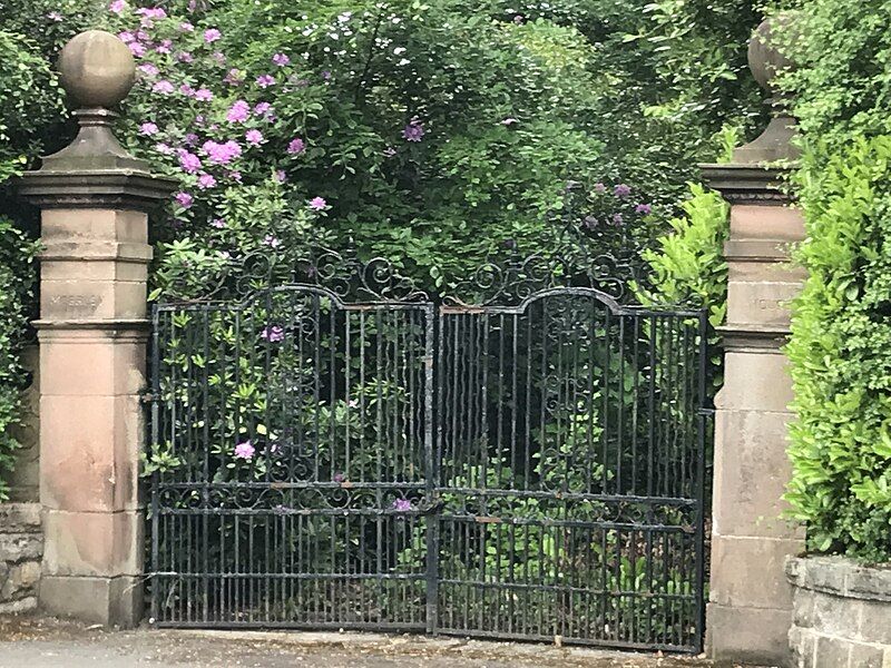 File:Mossley Hall gates.jpg