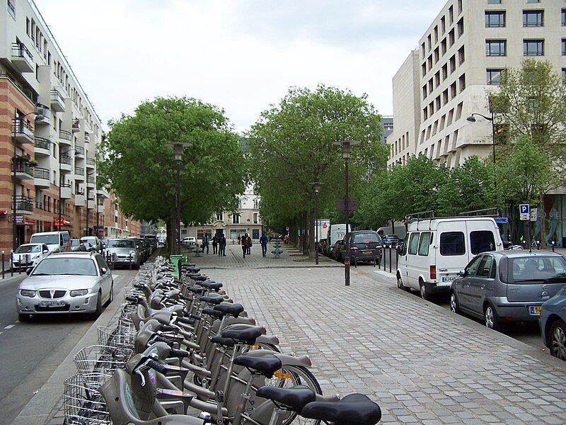 File:Place Ginette-Hamelin.JPG