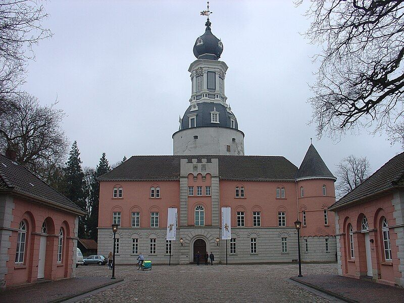 File:SchlossJeverHoffassade.jpg