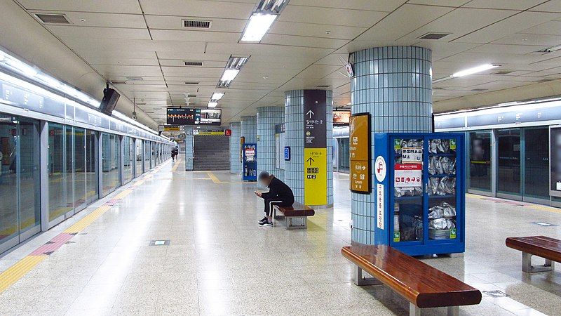 File:Seoul-metro-638-Bomun-station-platform-20181125-163844.jpg