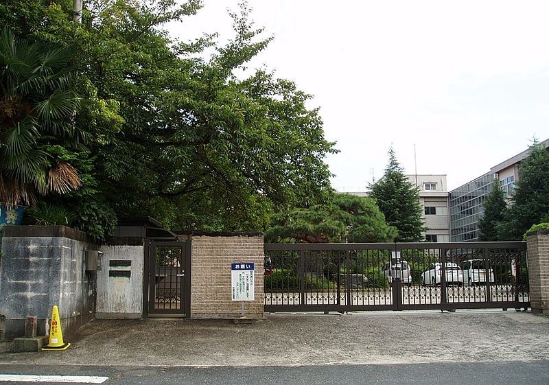 File:Shiga-Univ-Affiliated-Schools-Entrance-2016081701.jpg