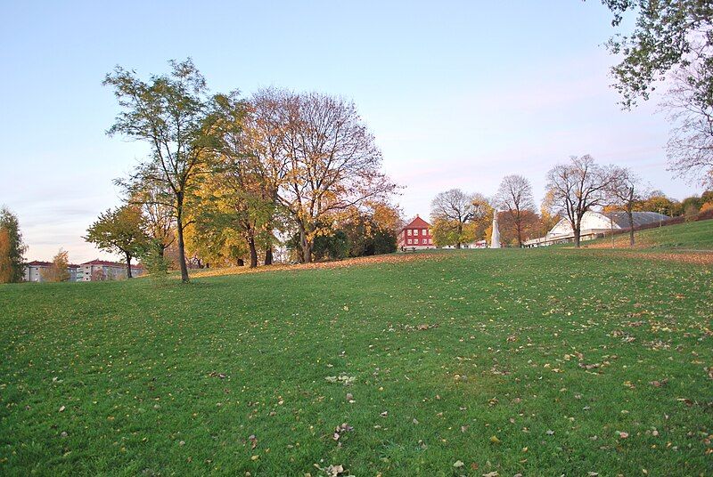 File:Toyenparken med Bellevue.JPG