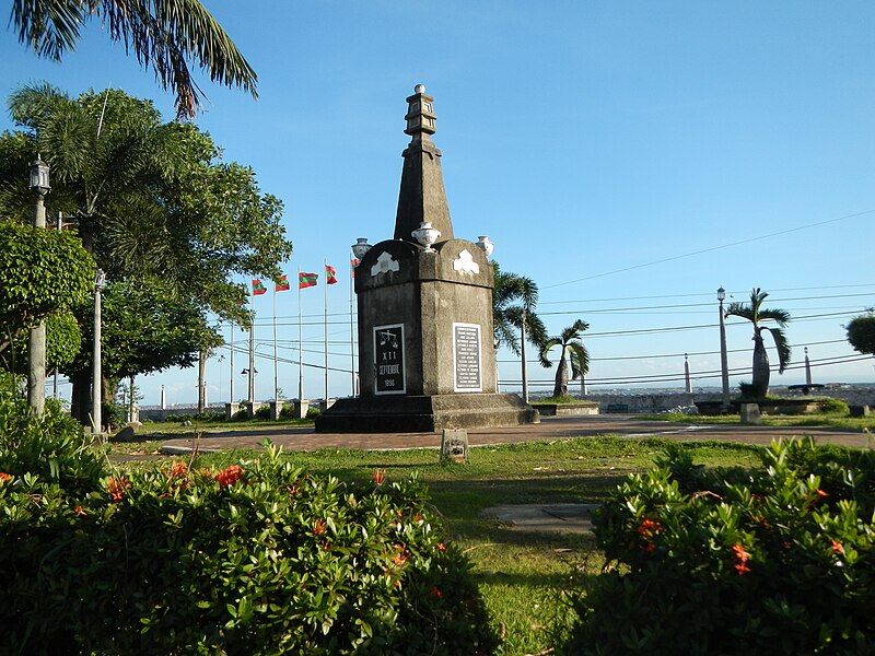 File:Trece Martires Monument.jpg