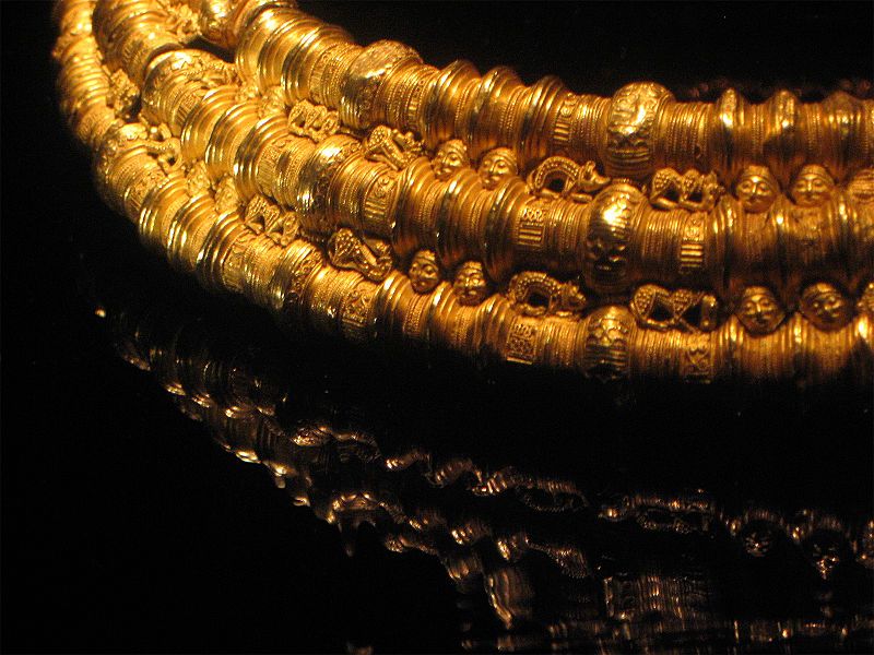 File:Viking gold necklace.jpg