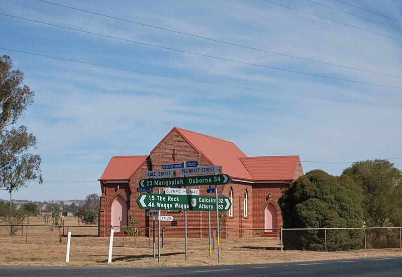 File:YerongCreekChurch&Signpost.JPG