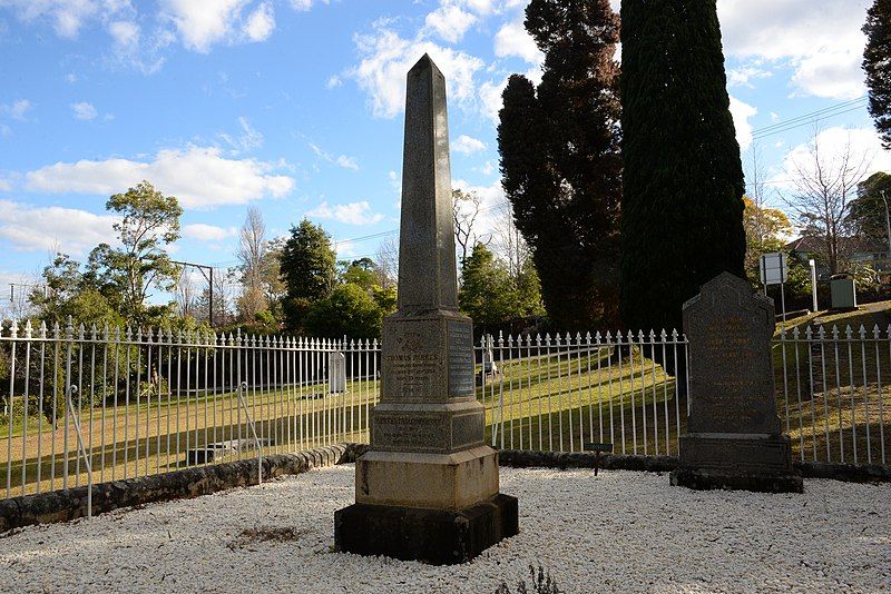 File:(1)Henry Parkes grave-1.jpg