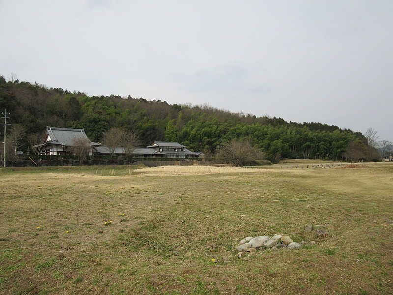 File:弥勒寺官衙遺跡.JPG