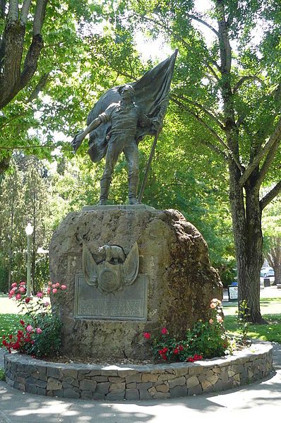 File:BearFlagMonument.JPG