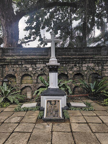 File:Gomburza's Grave 2023.jpg