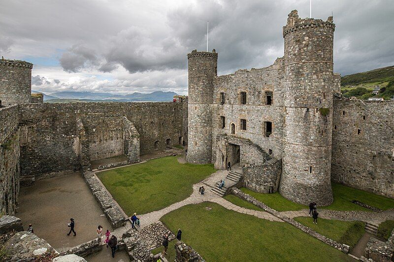 File:Harlech Castle (22245229598).jpg