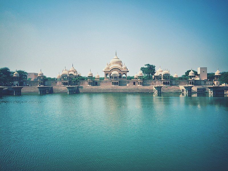 File:Kusum Sarovar, Govardhan.jpg