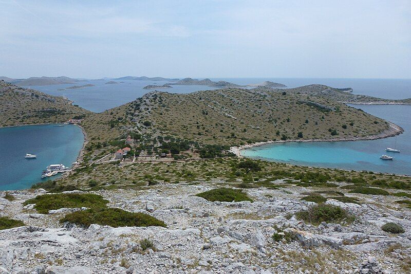 File:Levrnaka bay.jpg