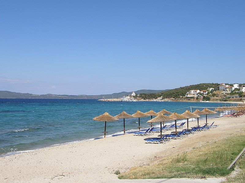 File:Nea Roda Beach.JPG