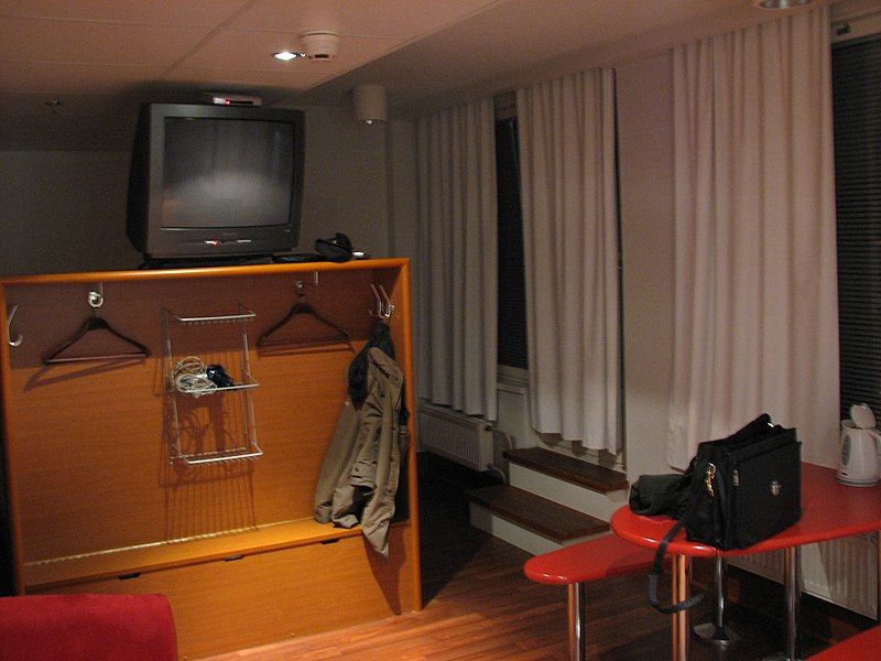 File:Omenahotelli Tampere room.jpg