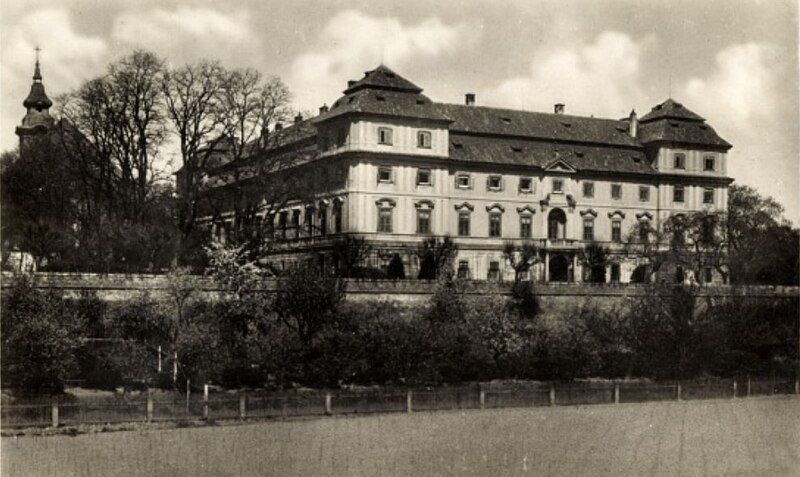 File:Schloss Postelberg 1930s.jpg