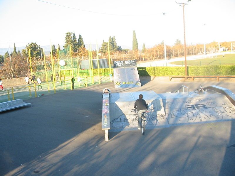 File:Skatepark pertuis.JPG