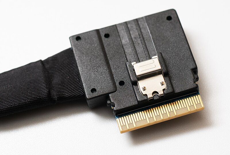 File:Slimsas-x8-male-connector.jpg