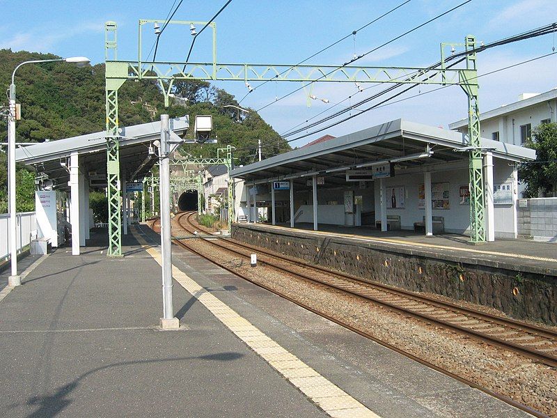 File:Keikyu-Jimmuji Station-platform.jpg