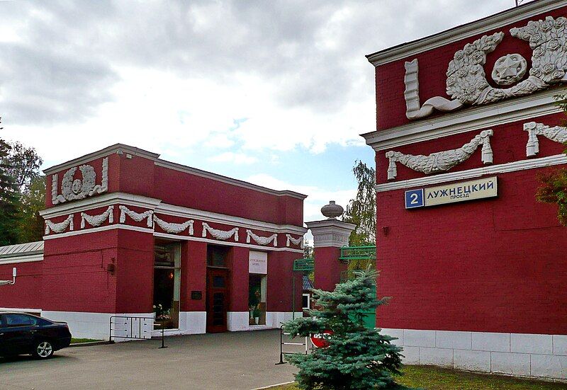 File:Novodevichy Cemetery propylaea.jpg