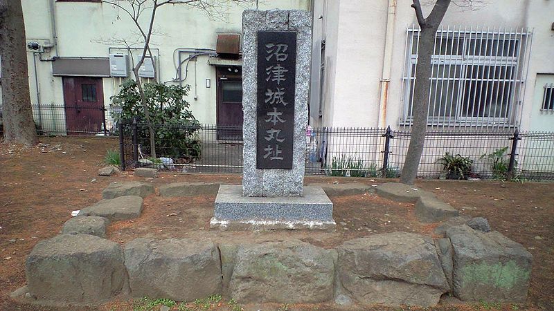 File:Numazujou-castle-honmaruato.jpg