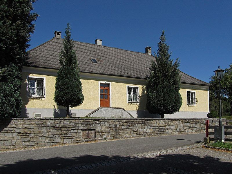 File:Pfarrhof in Wimberg.jpg