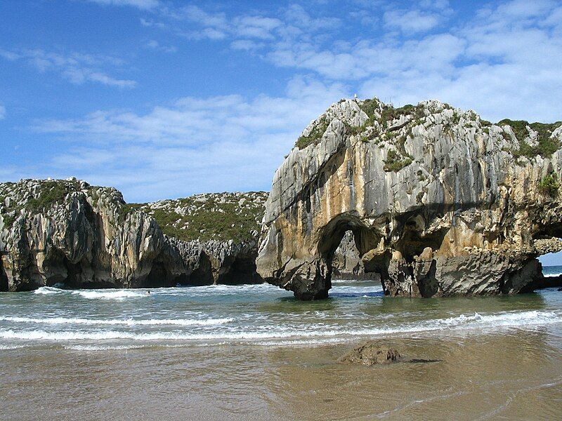 File:Playa-cuevas-del-mar.JPG