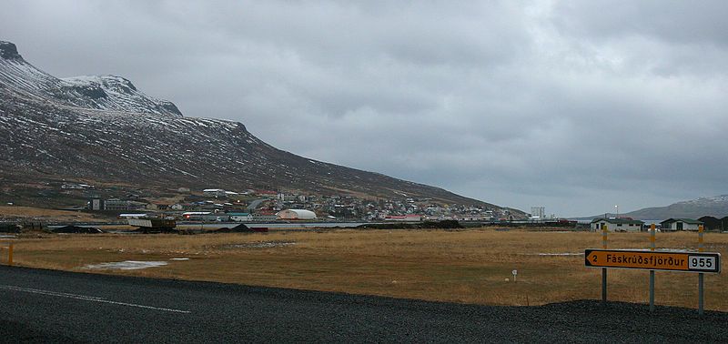 File:Town of Fáskrúðsfjörður.jpg