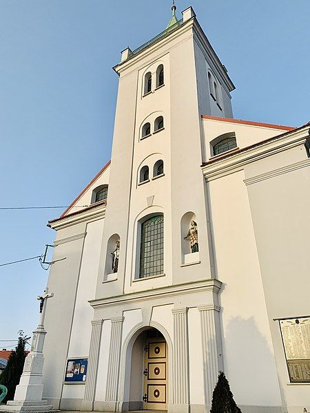 File:Zakrzów- kościół.jpg