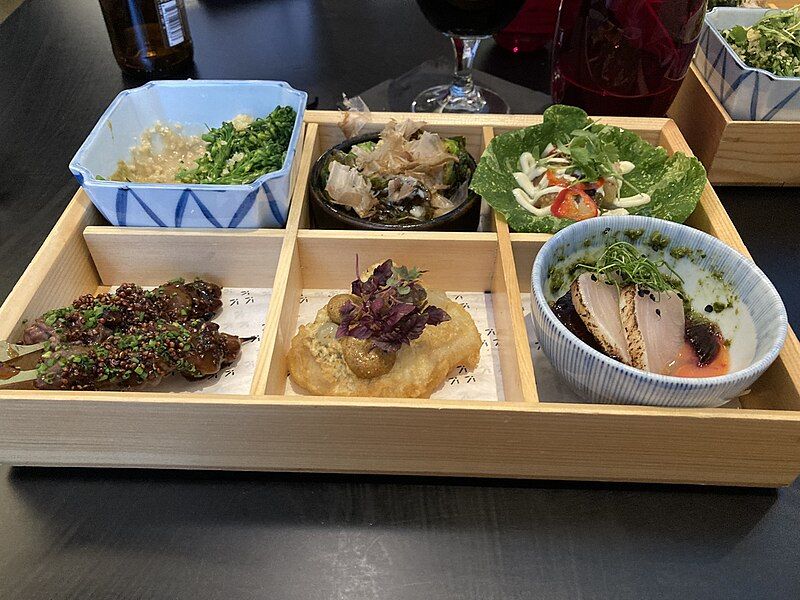 File:Cranes bento lunch.jpg