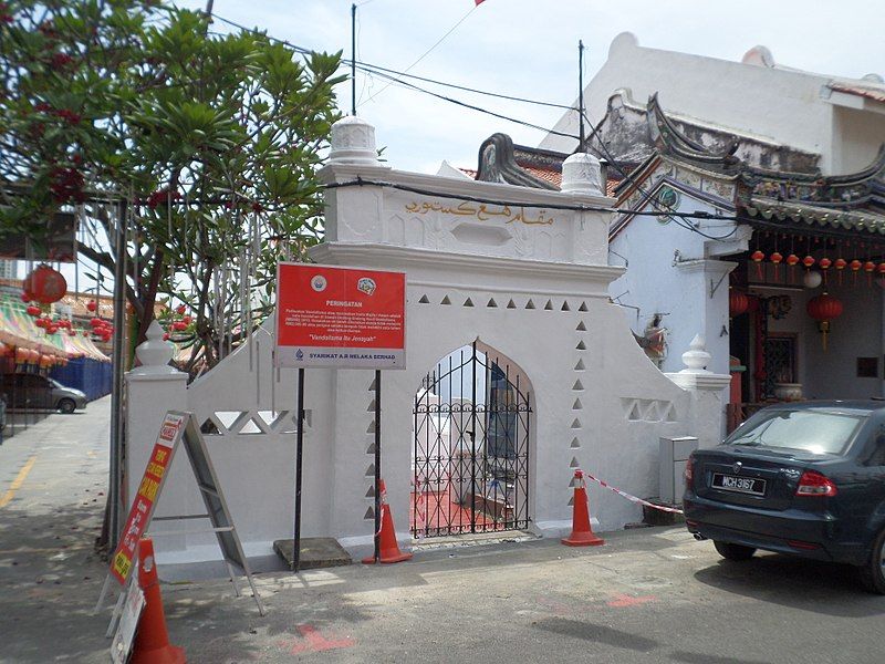 File:Hang Kasturi Mausoleum.JPG