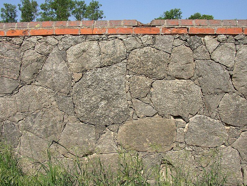 File:Haselberg Feldsteinmauer frontal.jpg